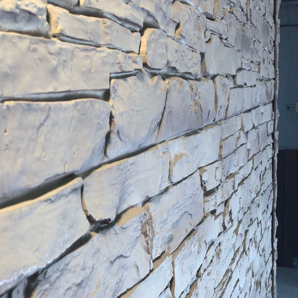 Detalle de fachada con PVC imitación piedra instalado