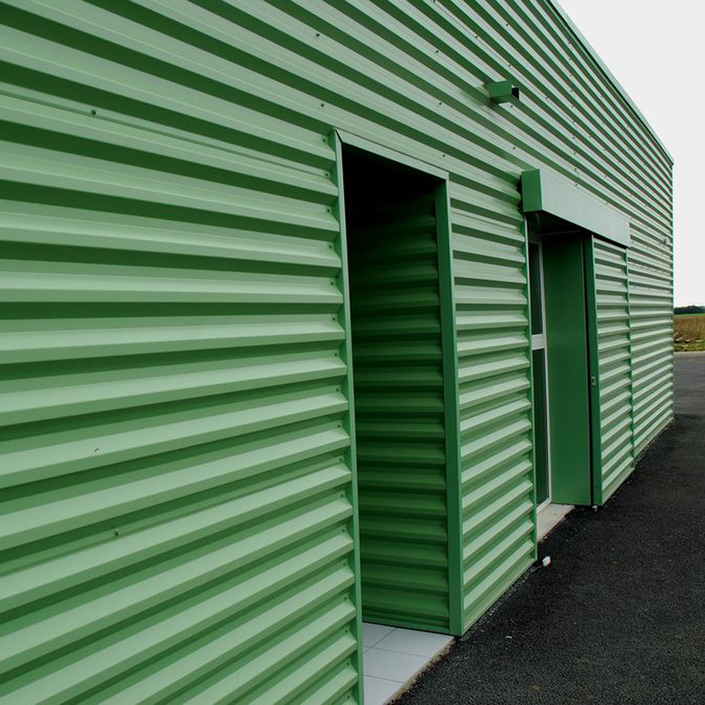Instalación en fachada de chapa simple grecada color verde