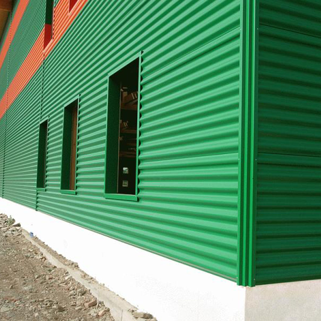 Instalación en fachada de chapa simple minionda verde