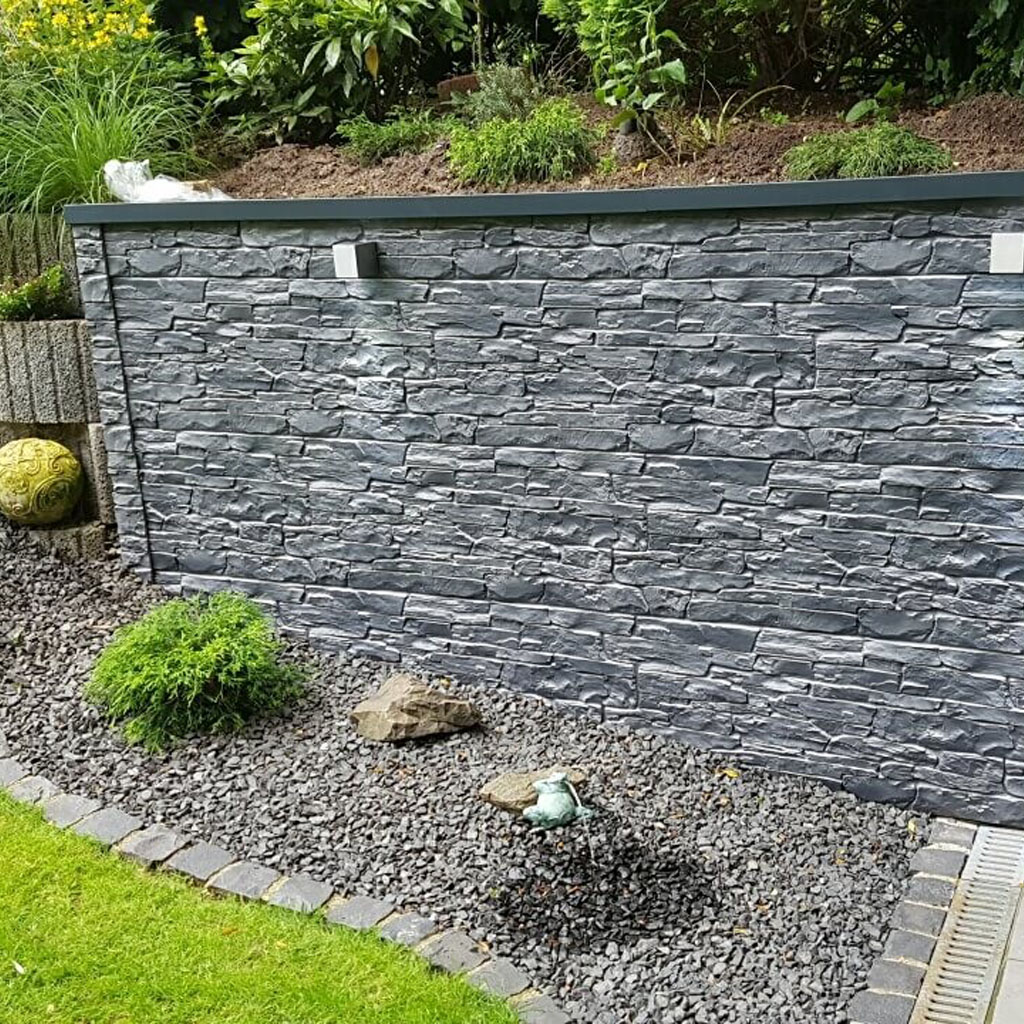 Pared de jardín con PVC imitación piedra instalado
