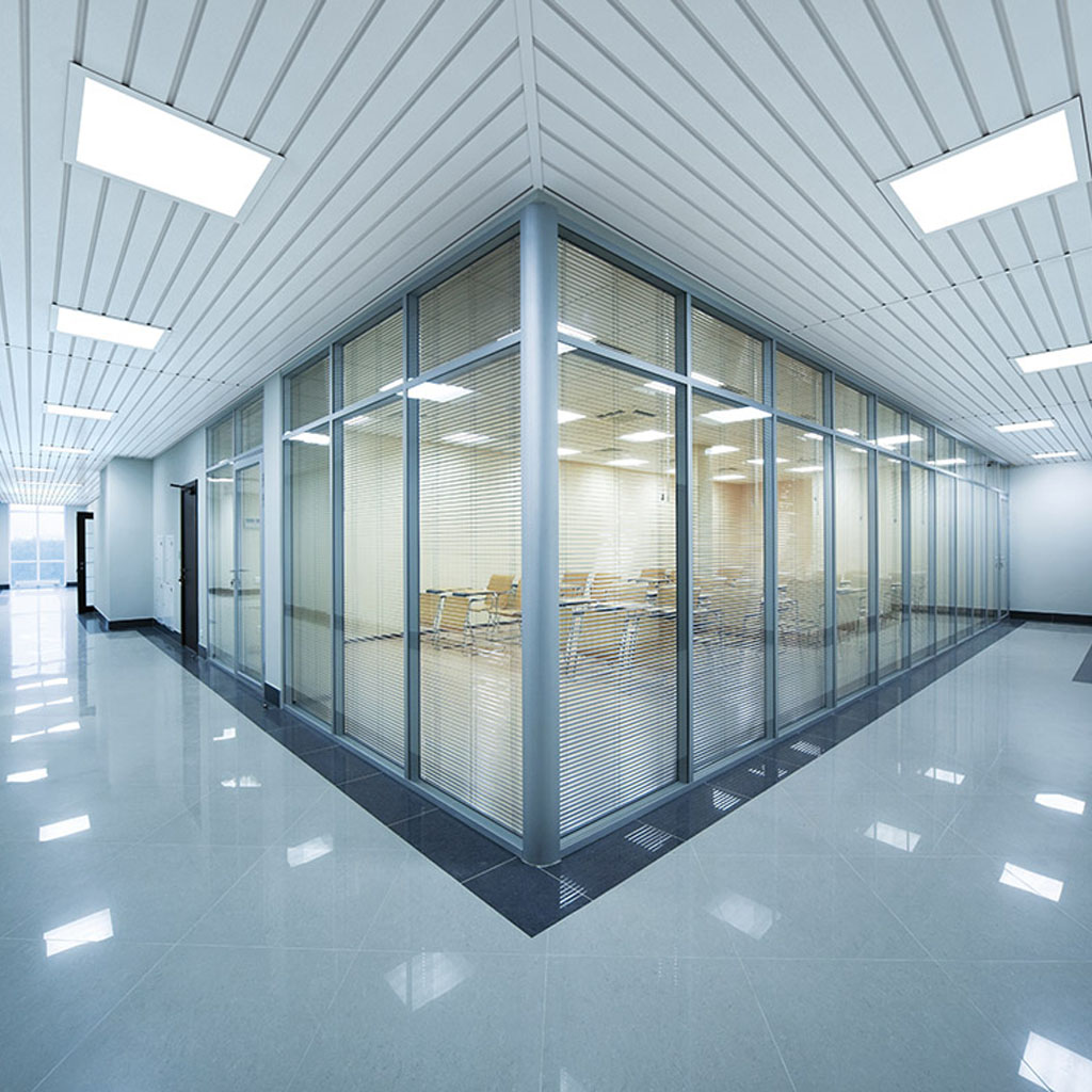 Instalación de panel para falso techo blanco para oficinas en interior