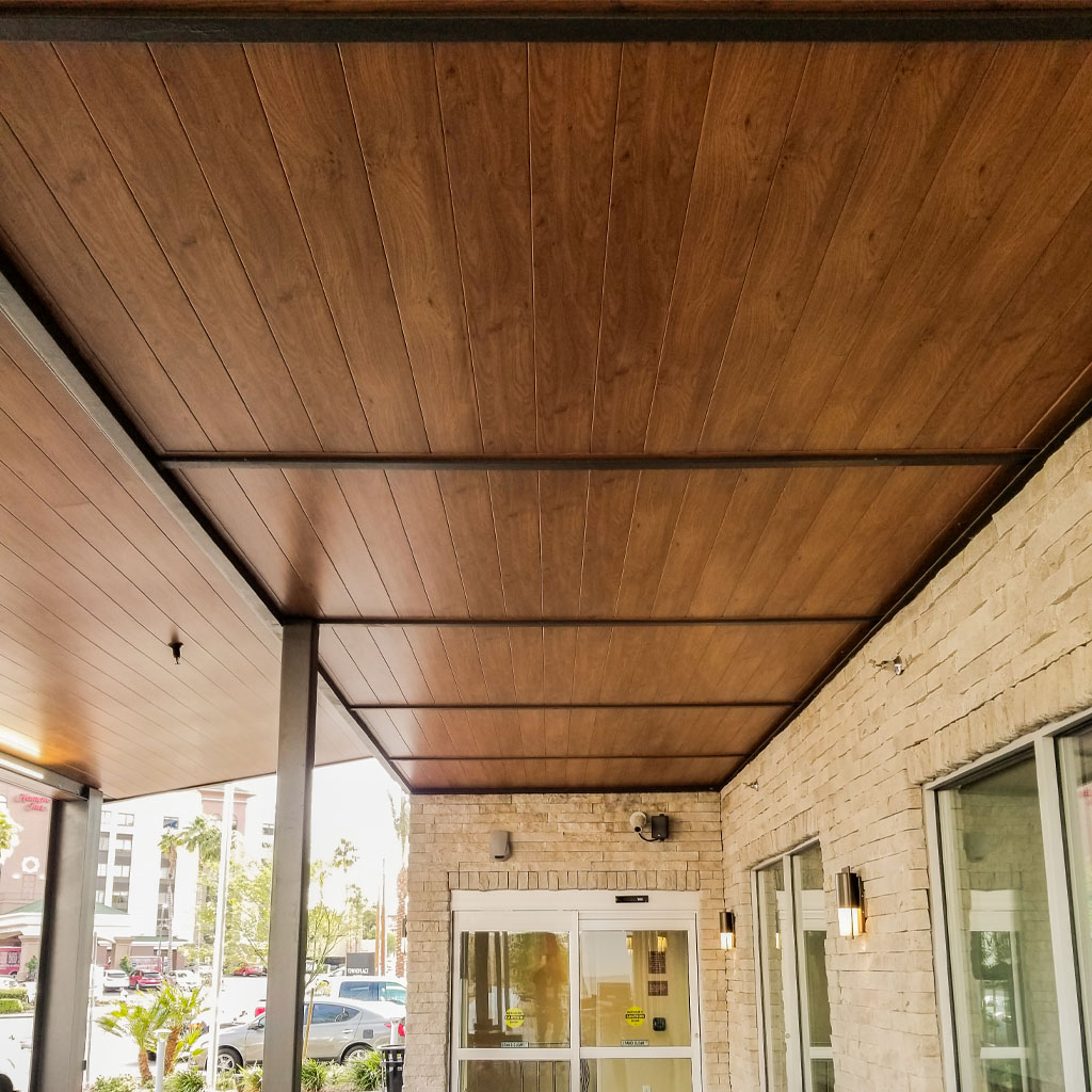 Instalación de panel para falso techo madera en exterior